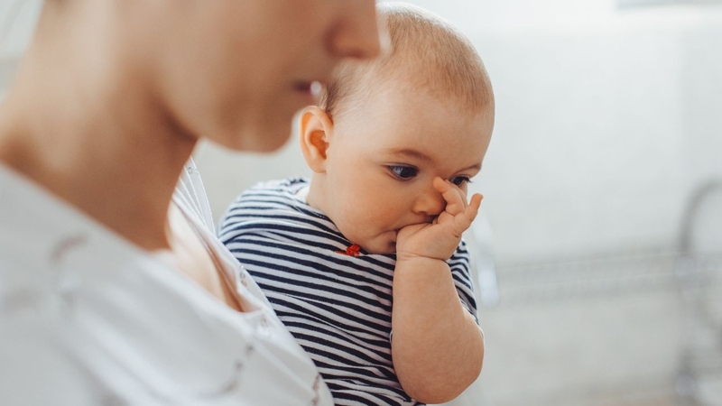 Trẻ sơ sinh mút tay có phải đói không? Cách hạn chế tình trạng mút tay ở trẻ