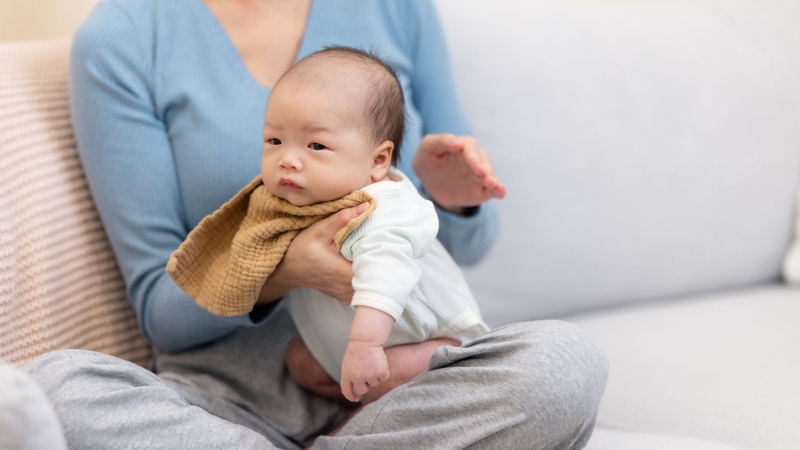 Trẻ sơ sinh nấc cụt có sao không?