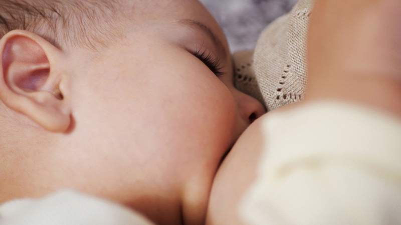 Bú quá nhanh khiến trẻ nuốt nhiều không khí, dễ dẫn đến nấc cụt