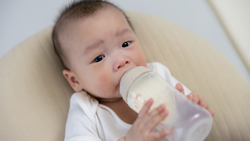 Nếu trẻ hay bị nấc sau khi bú, ba mẹ nên điều chỉnh lại tư thế bú cho bé và kiểm tra núm ti để hạn chế không khí đi vào dạ dày