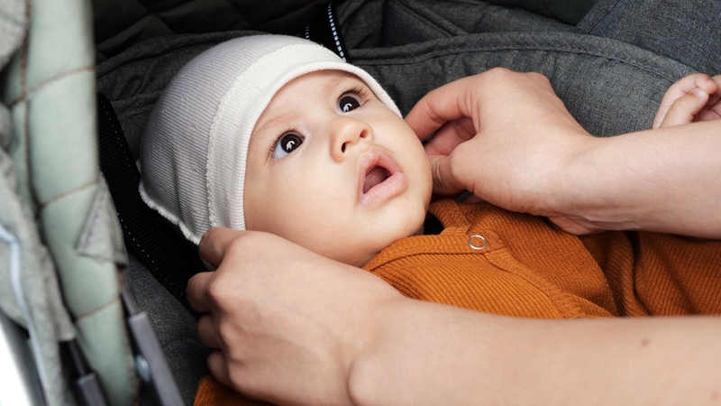 Một số ba mẹ dùng mẹo bịt nhẹ hai tai bé trong chốc lát để giúp giảm nấc