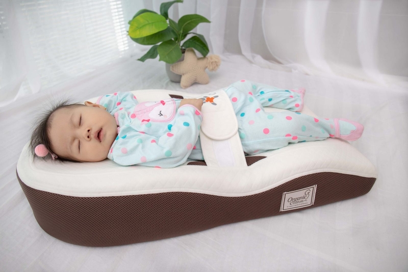 Trẻ sơ sinh nằm ngửa nhưng đầu nghiêng có ảnh hưởng gì?