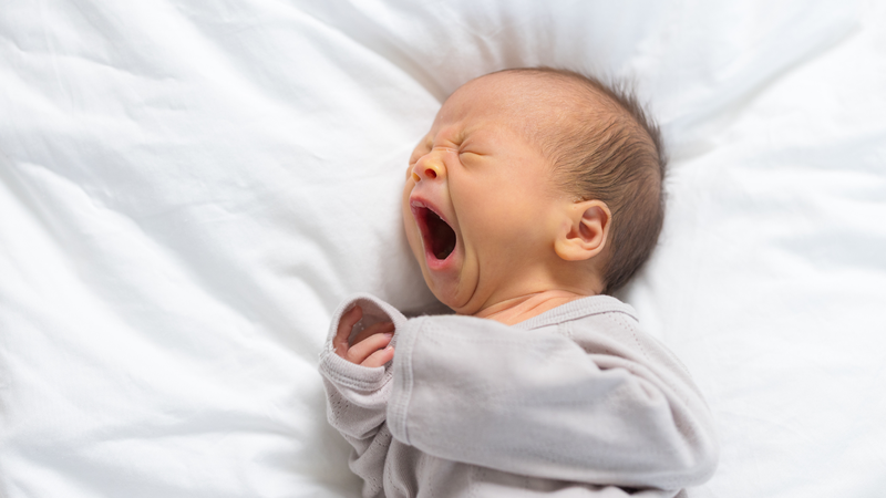 Ưu tiên cho trẻ ngủ riêng trong cũi, tránh ngủ chung giường với người lớn