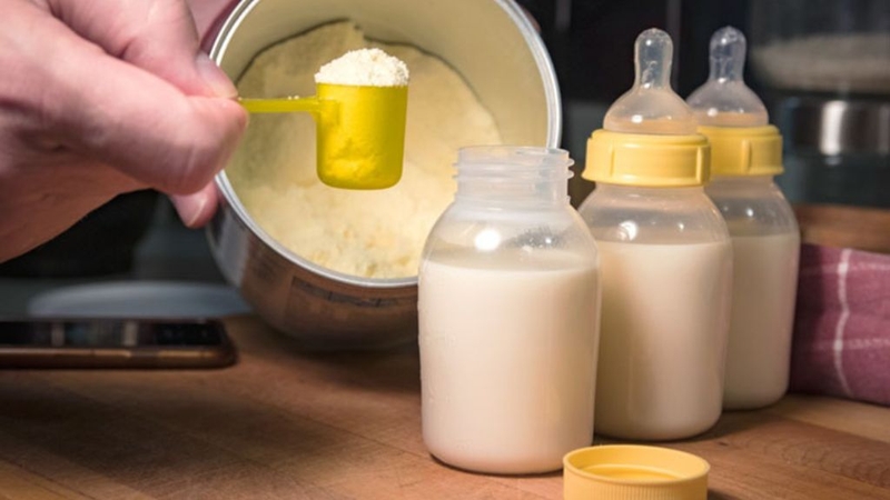 Trẻ sơ sinh nên uống sữa non hay sữa công thức? 3