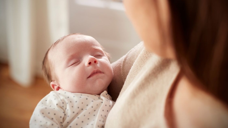 Trẻ sơ sinh ngủ 4 - 5 tiếng không bú có sao không 1