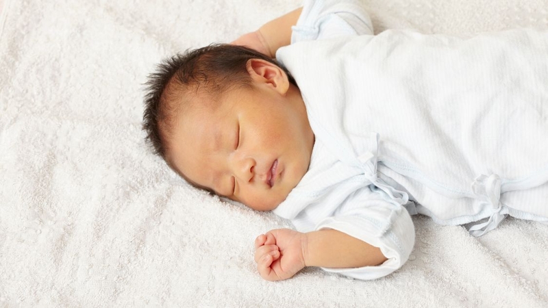 Trẻ sơ sinh ngủ 4 - 5 tiếng không bú có sao không 2