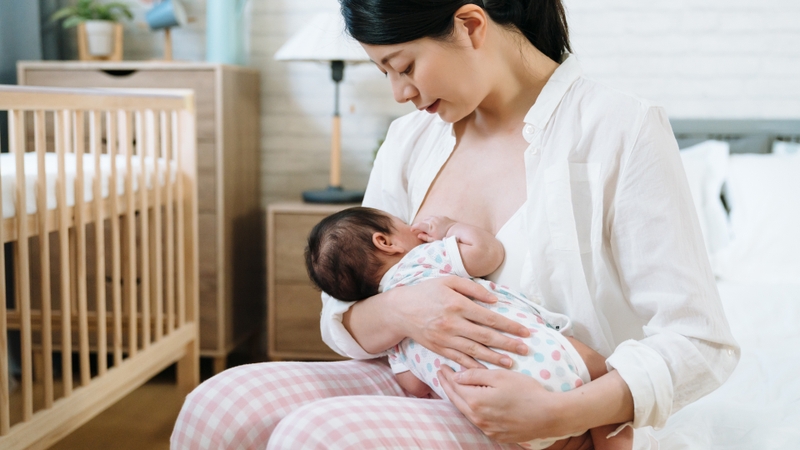 Trẻ sơ sinh ngủ xuyên đêm không bú có sao không? Những điều cha mẹ cần biết để chăm sóc trẻ tối ưu 3