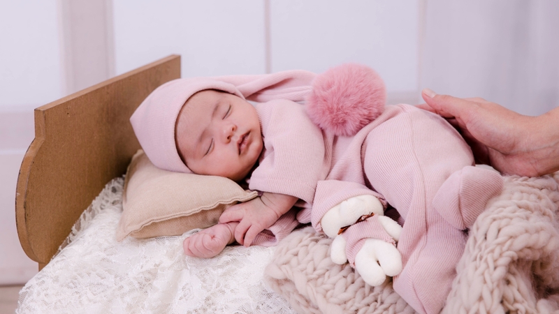 Trẻ sơ sinh ngủ xuyên đêm không bú có sao không? Những điều cha mẹ cần biết để chăm sóc trẻ tối ưu 5