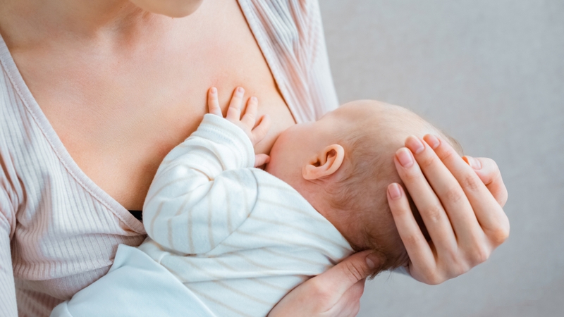 Trẻ sơ sinh ngủ xuyên đêm không bú có sao không? Những điều cha mẹ cần biết để chăm sóc trẻ tối ưu 6