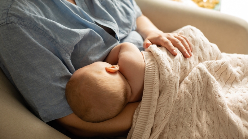 Trẻ sơ sinh ngủ xuyên đêm không bú có sao không? Những điều cha mẹ cần biết để chăm sóc trẻ tối ưu 7