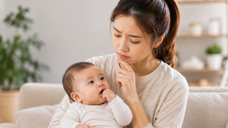“Trẻ sơ sinh nuốt phải tóc có sao không?” được nhiều phụ huynh quan tâm