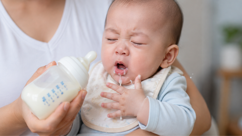 Trẻ cần được khám bác sĩ khi nôn ói kéo dài