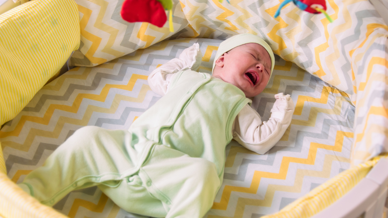 Khi sốt, trẻ dễ mất nước và trở nên khó chịu