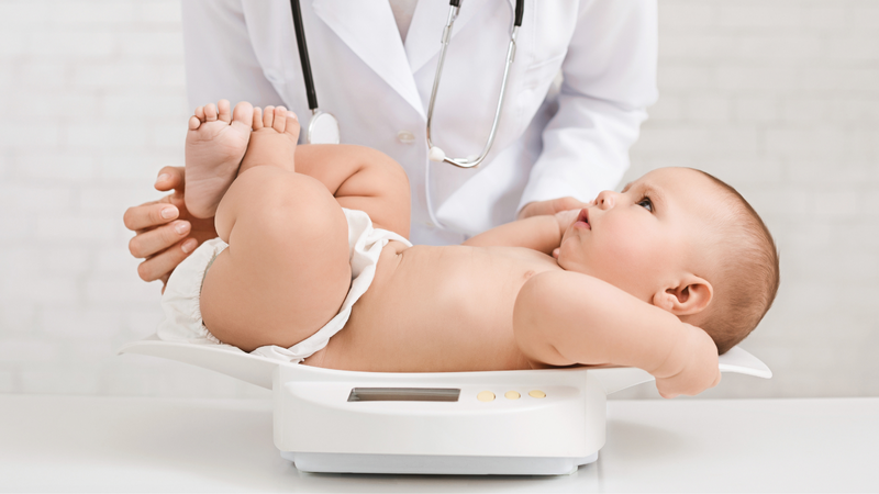 Trẻ sơ sinh tháng đầu tăng bao nhiêu kg?