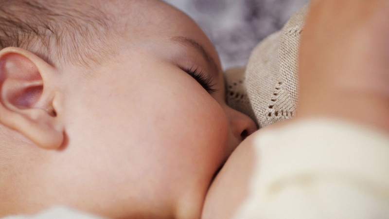 Ba mẹ cần theo dõi các dấu hiệu bất thường như bú kém, sốt, khó thở, tím tái hoặc lừ đừ để kịp thời đưa trẻ đi khám