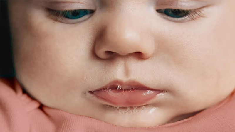 Trẻ sơ sinh trớ ra nước trong có sao không? Có cần đi khám không 2