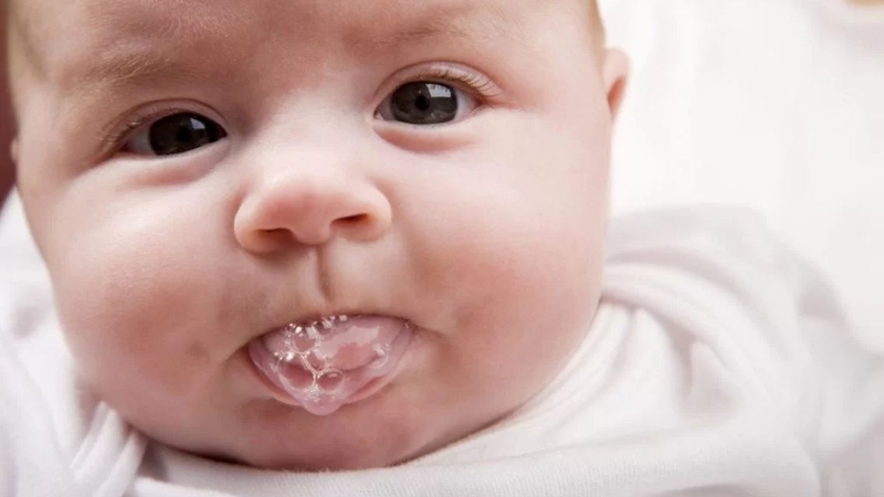 Trẻ sơ sinh trớ ra nước trong có sao không? Có cần đi khám không 1