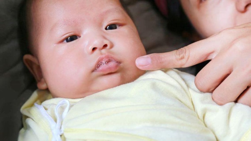 Trẻ sơ sinh trớ ra nước trong có sao không? Có cần đi khám không 3