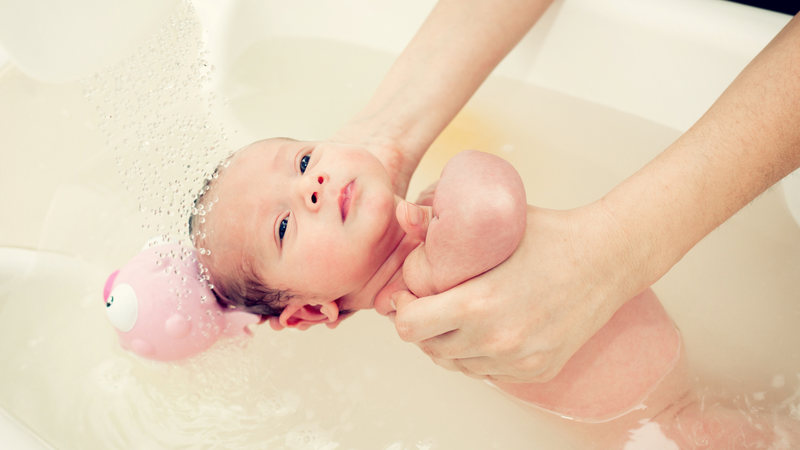 Nếu nghi ngờ bé đã uống một lượng nước lớn, hãy quan sát kỹ các biểu hiện của trẻ