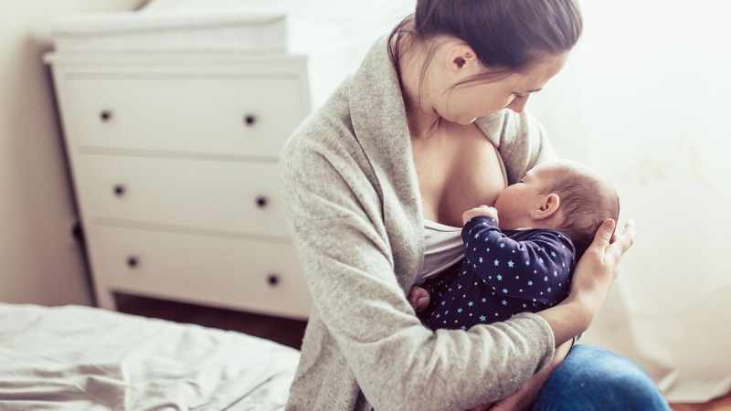 Trẻ sơ sinh vừa bú vừa đi ngoài có sao không? Có cần theo dõi không 2