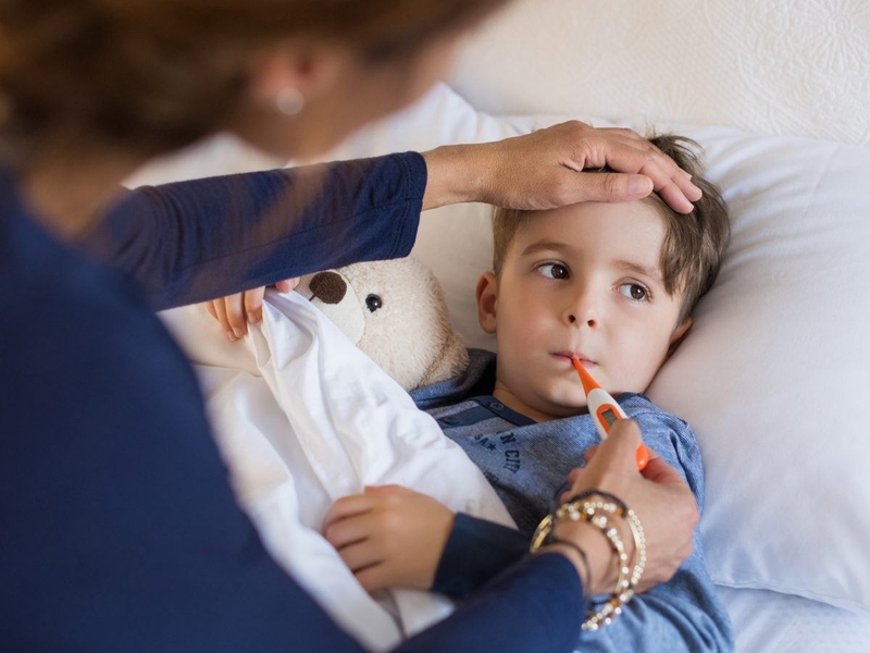 Cha mẹ lưu ý không được cho bé uống nhiều loại thuốc hạ sốt khác nhau cùng một lúc