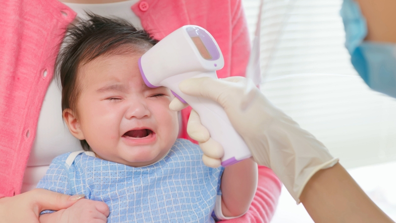 Nên đưa trẻ đến gặp bấc sĩ nếu sốt cao kéo dài hoặc xuất hiện các triệu chứng bất thường