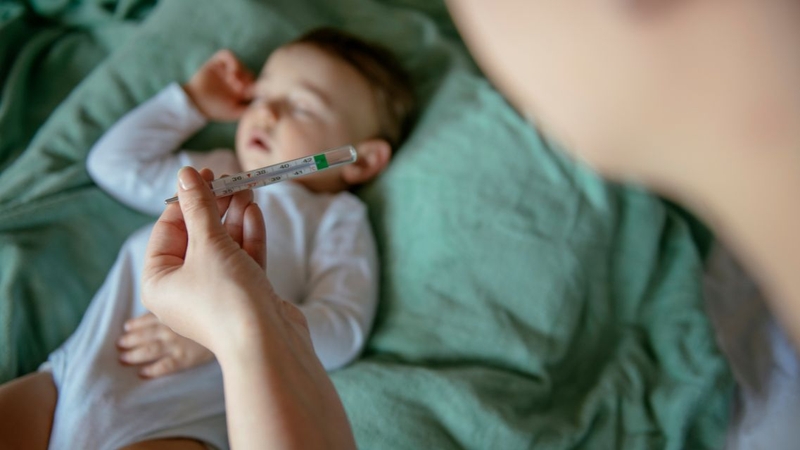 Trẻ sốt tay chân lạnh có nên đi tất không? Lời khuyên từ chuyên gia 1