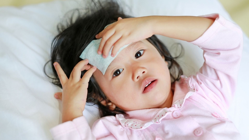 Trẻ sốt đầu nóng người mát có thể liên quan đến cơ chế điều nhiệt khi sốt