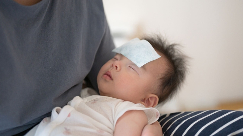 Co mạch ngoại vi khi sốt có thể khiến tay chân trẻ mát hơn vùng đầu và thân mình