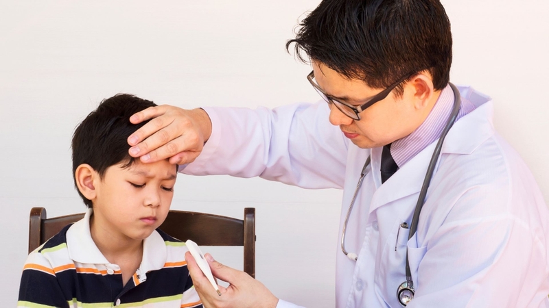 Đưa trẻ đến gặp bác sĩ ngay khi có dấu hiệu cảnh báo nguy hiểm