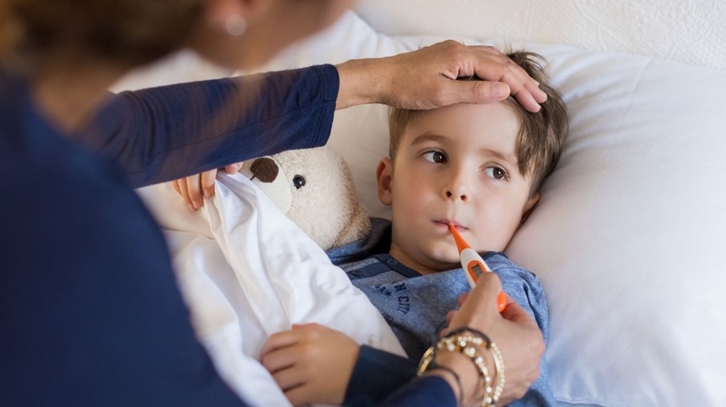 Cho trẻ uống đủ nước, nghỉ ngơi và theo dõi thân nhiệt thường xuyên