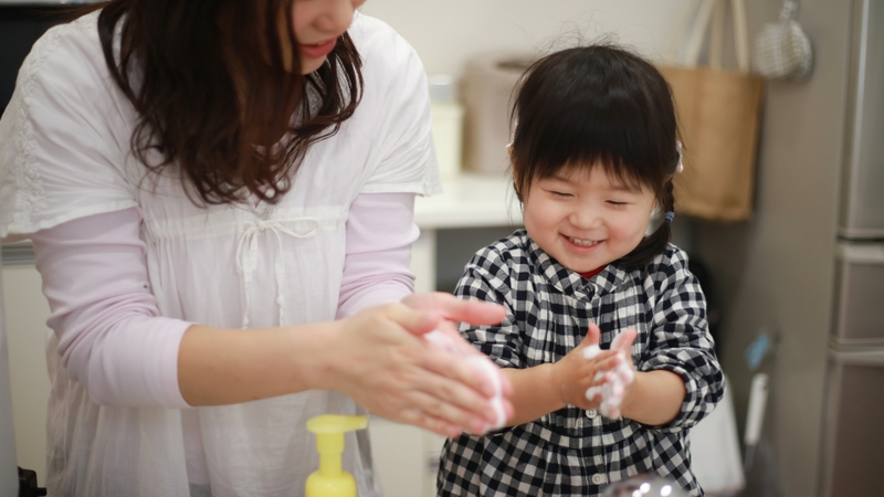 Hướng dẫn trẻ rửa tay thường xuyên bằng xà phòng hoặc dung dịch sát khuẩn