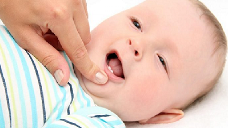 Trẻ sốt mọc răng nên ăn gì không nên ăn gì