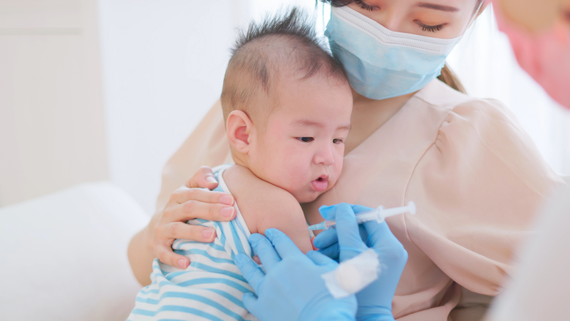 Sau tiêm vắc xin một số trẻ có thể sốt và ngủ nhiều hơn