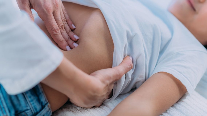 Nên đưa trẻ đi khám để xác định nguyên nhân gây táo bón kéo dài