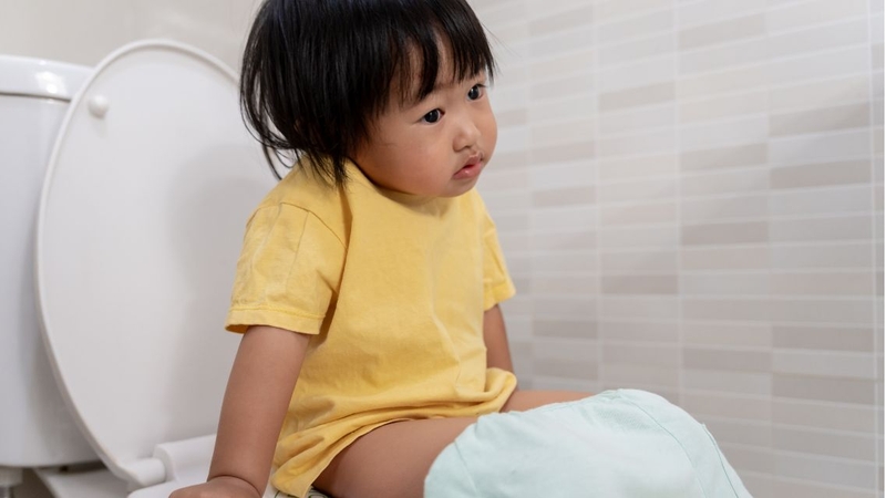 Tạo thói quen đi vệ sinh đều đặn giúp hạn chế tình trạng nhịn đi ngoài