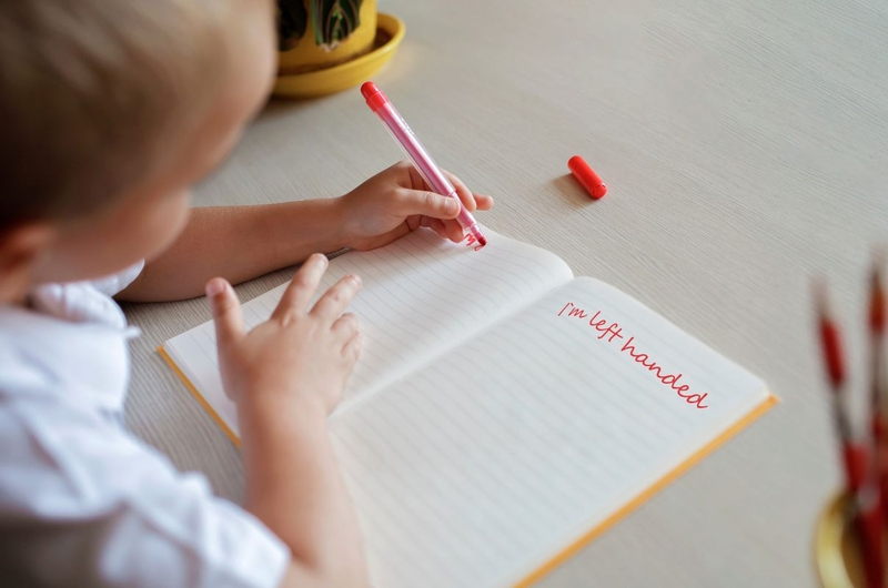 Lưu ý quan trọng khi nuôi dạy trẻ thuận tay trái 1