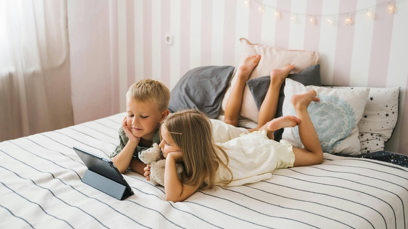 Trẻ tiếp xúc nhiều với màn hình điện thoại trước khi ngủ khiến não bộ bị kích thích quá mức