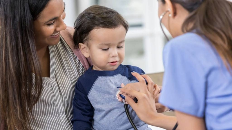 Theo dõi sức khỏe định kỳ cho trẻ giúp phát hiện sớm các bệnh lý gây rối loạn giấc ngủ