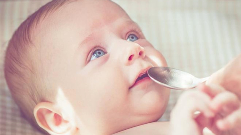 Nên cho trẻ trên 6 tháng uống bao nhiêu nước mỗi ngày là đủ? 2