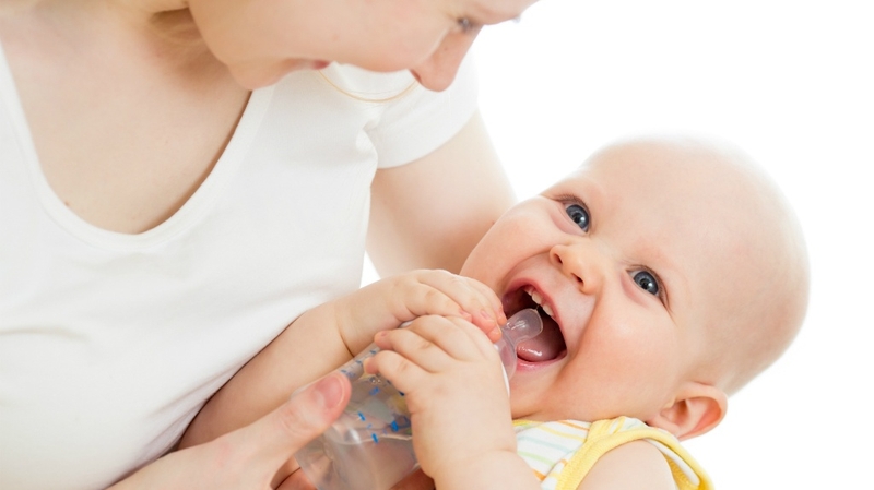 Nên cho trẻ trên 6 tháng uống bao nhiêu nước mỗi ngày là đủ? 3