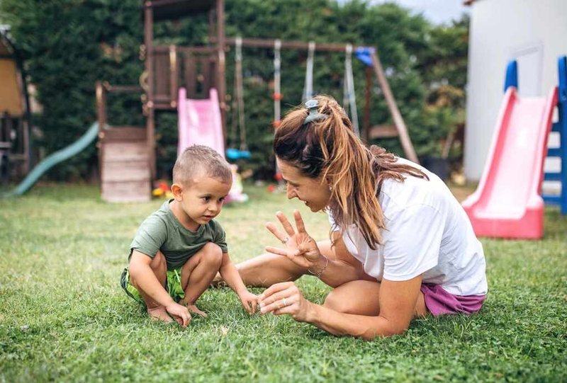 Trẻ tự kỷ có bám mẹ không? Cần làm gì khi trẻ tự kỷ không thích tiếp xúc với mẹ? 3