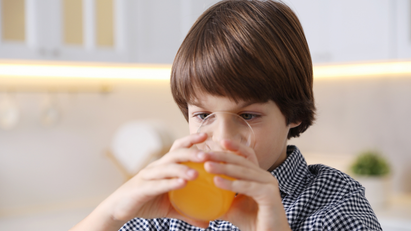 Cho trẻ uống nước cam trước giờ học