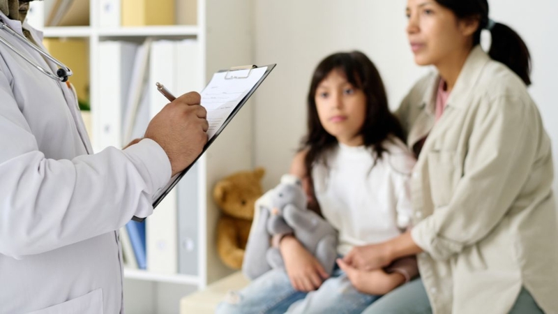 Cho trẻ uống kháng sinh đúng liều và đủ số ngày theo chỉ định của bác sĩ