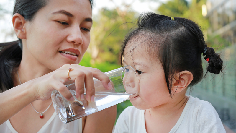 Bổ sung đủ nước và điện giải cho trẻ