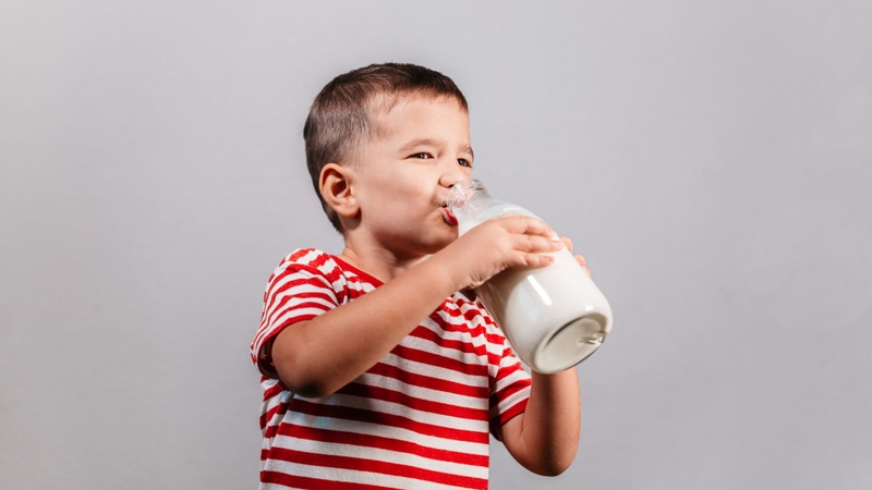 Trẻ uống sữa tươi ban đêm có tốt không?