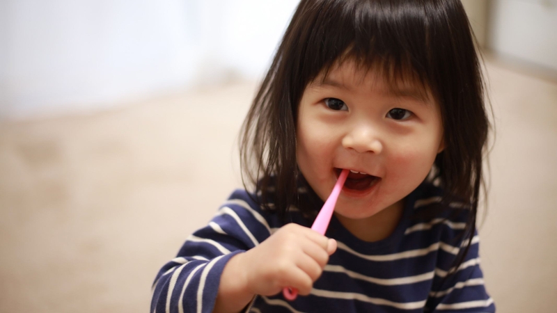 Cha mẹ nên hướng dẫn trẻ súc miệng hoặc đánh răng sau khi uống sữa để phòng sâu răng