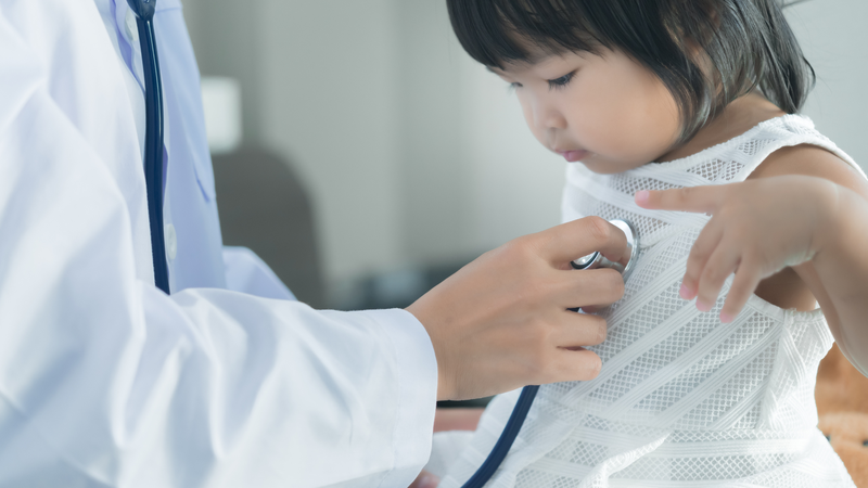 Cho trẻ thăm khám định kỳ để phát hiện sớm các bất thường