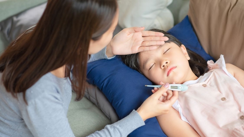 Trẻ vừa uống thuốc hạ sốt bị nôn có nên uống lại 1