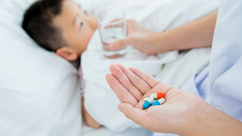 Trẻ vừa uống thuốc hạ sốt bị nôn có nên uống lại 2